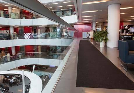 Fraster rød filt løber, DR byen (2)